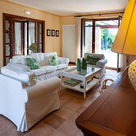 Spaziosa Villa Con Piscina E Giardino, 滨海波利尼亚诺 外观 照片
