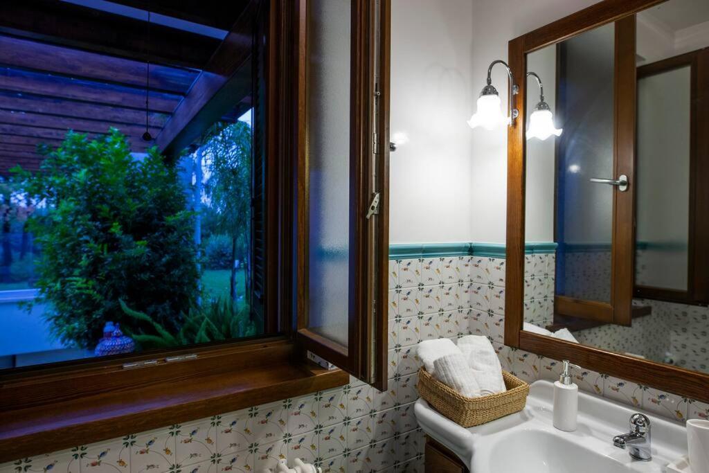 Spaziosa Villa Con Piscina E Giardino, 滨海波利尼亚诺 外观 照片