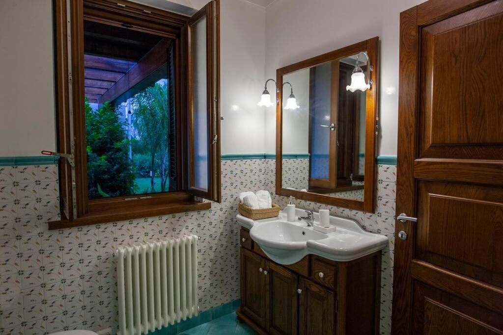 Spaziosa Villa Con Piscina E Giardino, 滨海波利尼亚诺 外观 照片