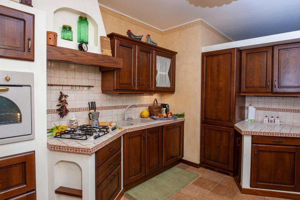 Spaziosa Villa Con Piscina E Giardino, 滨海波利尼亚诺 外观 照片