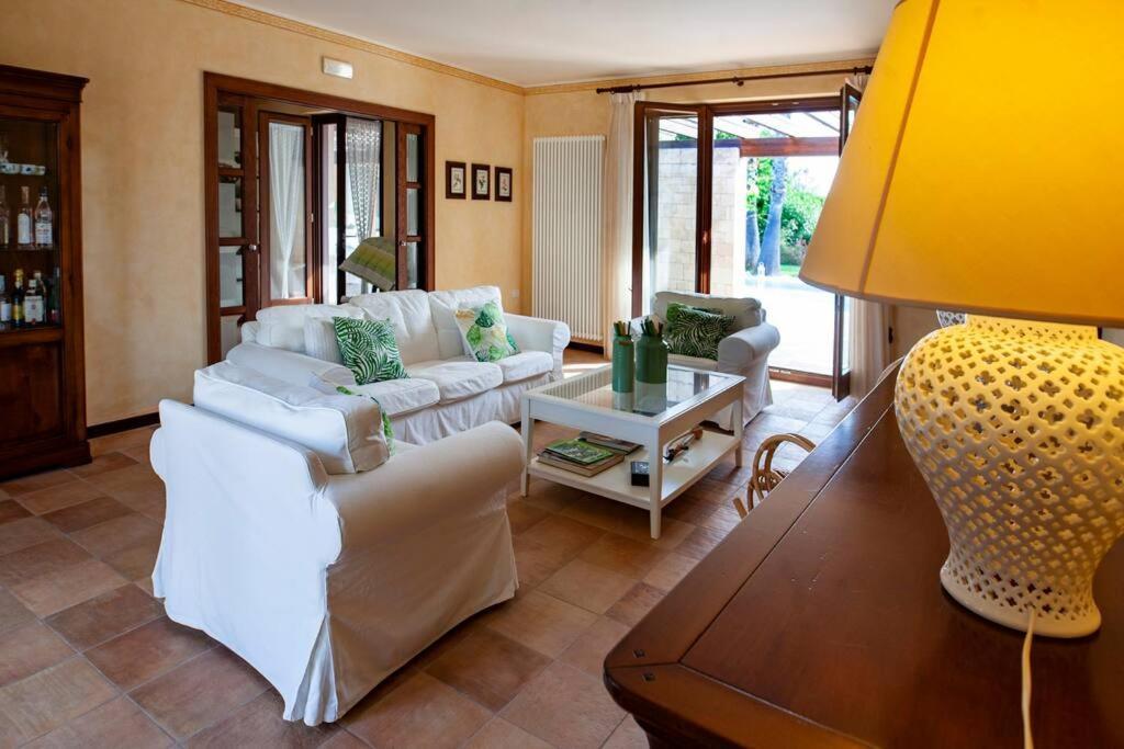 Spaziosa Villa Con Piscina E Giardino, 滨海波利尼亚诺 外观 照片