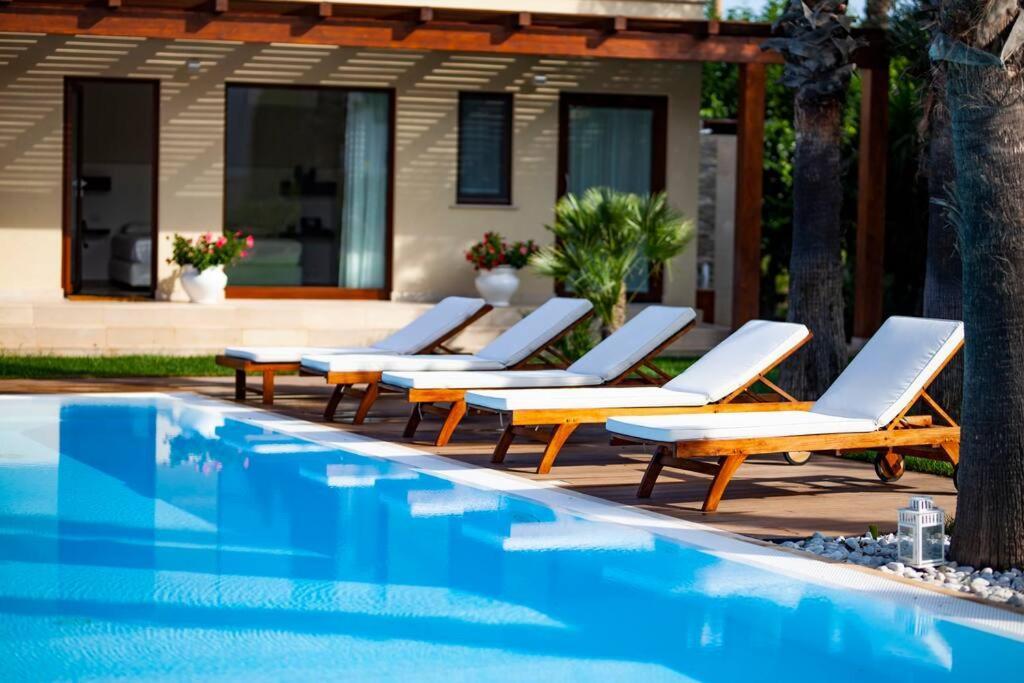 Spaziosa Villa Con Piscina E Giardino, 滨海波利尼亚诺 外观 照片