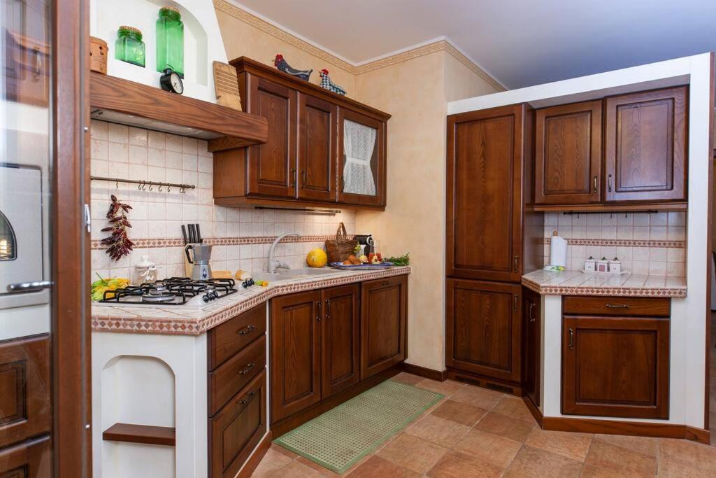 Spaziosa Villa Con Piscina E Giardino, 滨海波利尼亚诺 外观 照片