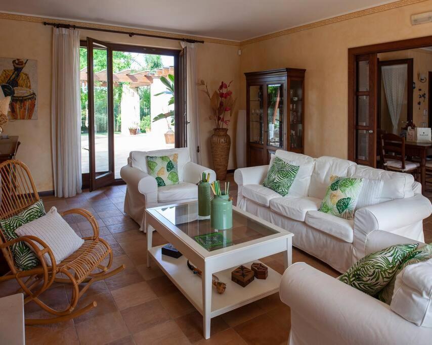 Spaziosa Villa Con Piscina E Giardino, 滨海波利尼亚诺 外观 照片