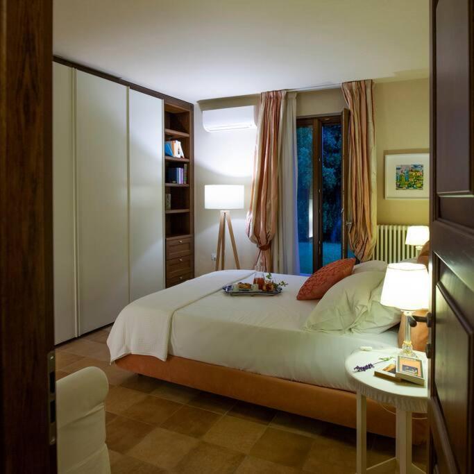 Spaziosa Villa Con Piscina E Giardino, 滨海波利尼亚诺 外观 照片