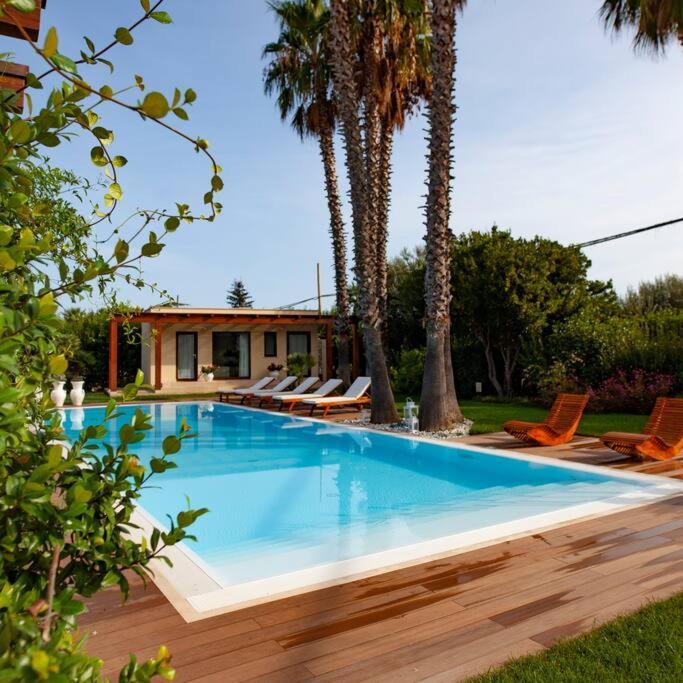 Spaziosa Villa Con Piscina E Giardino, 滨海波利尼亚诺 外观 照片