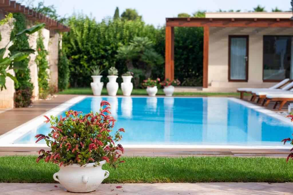 Spaziosa Villa Con Piscina E Giardino, 滨海波利尼亚诺 外观 照片